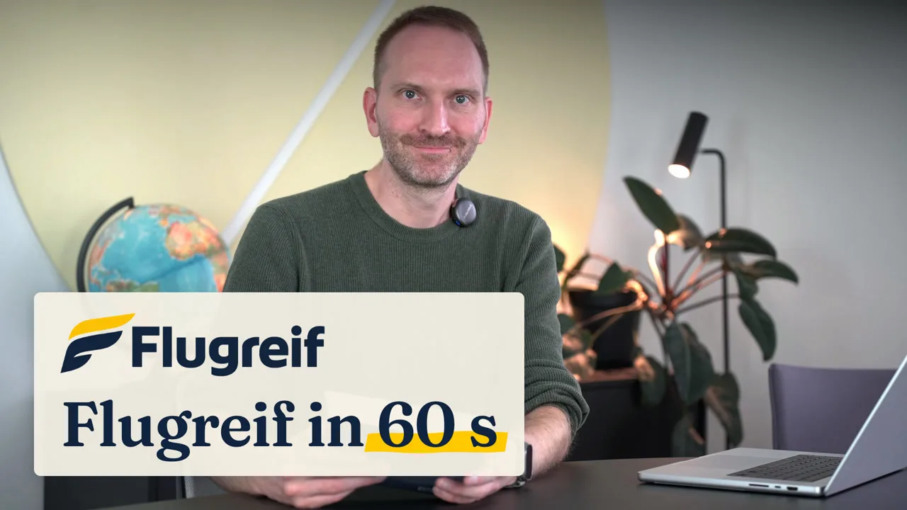 André Gensler am Schreibtisch, darüber der Schriftzug „Flugreif in 60 s“